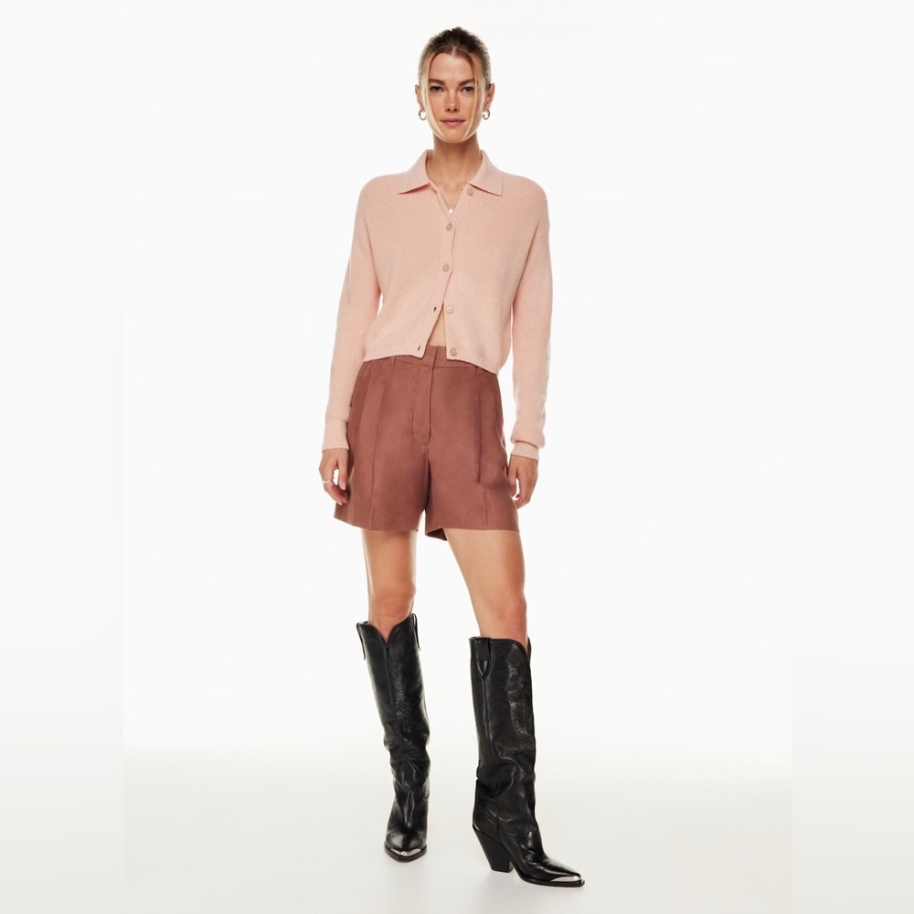 Wilfred The Effortless Short™ Linen Mid-Thigh
High-waisted linen shorts